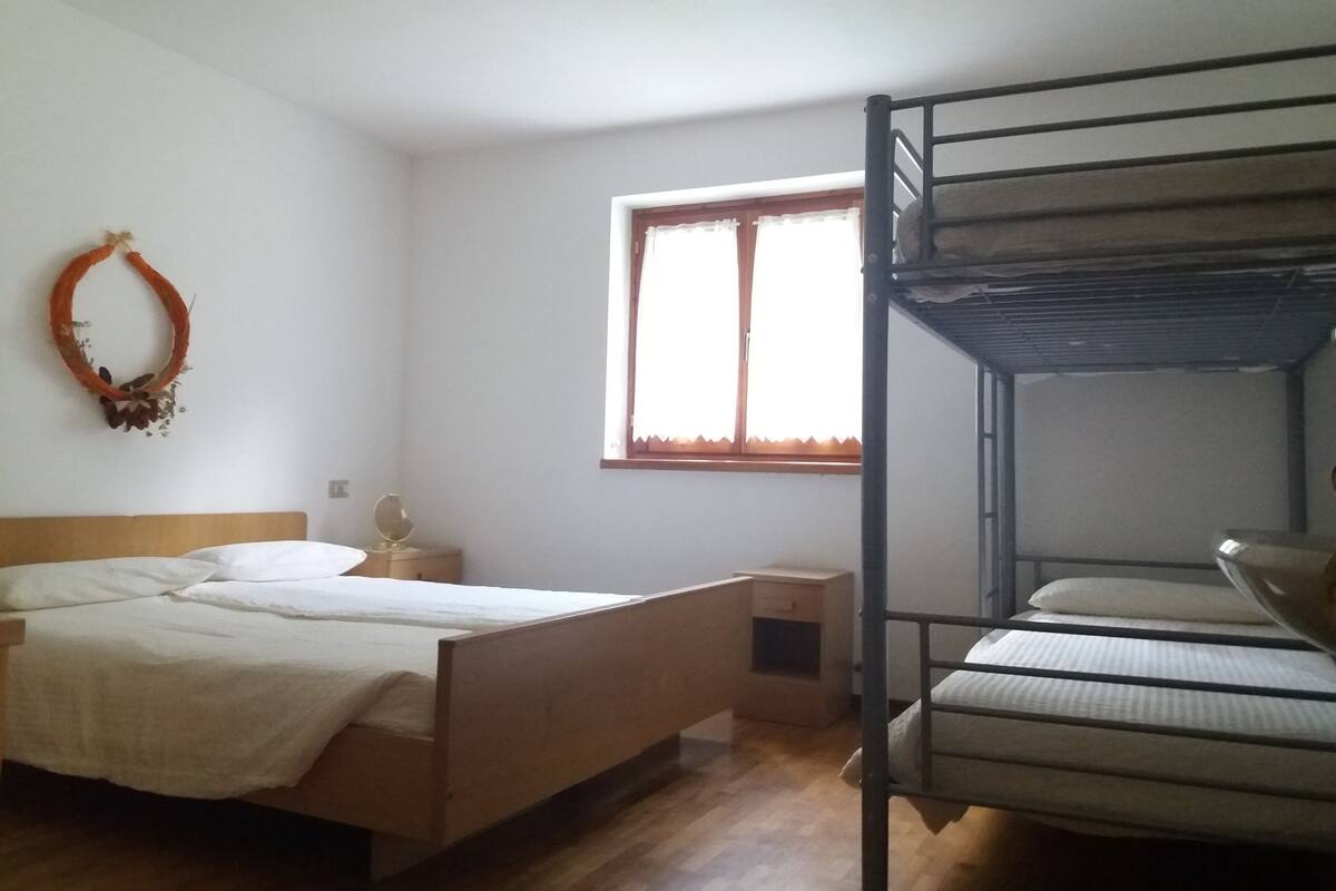 Habitación cuádruple, baño compartido | Cunas y wifi gratis
