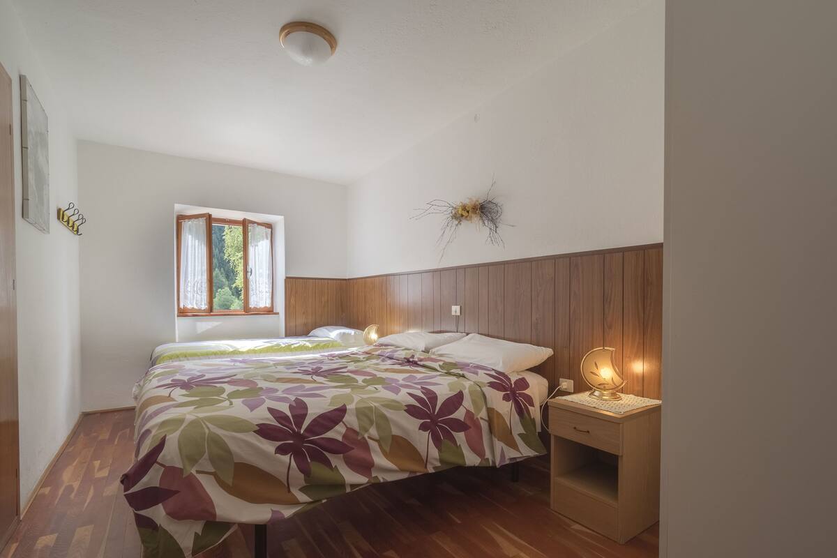 Habitación triple, baño compartido | Cunas y wifi gratis