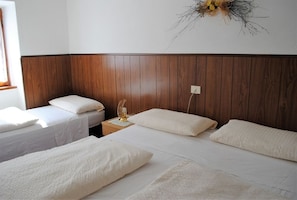 Habitación triple, baño compartido | Cunas y wifi gratis