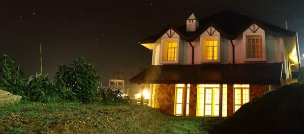 Majoituspaikan julkisivu illalla/yöllä