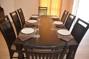 4-Bedroom Villa | Ruokailu omassa huoneessa