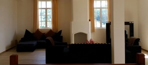 4-Bedroom Villa | Oleskelualue | Taulutelevisio