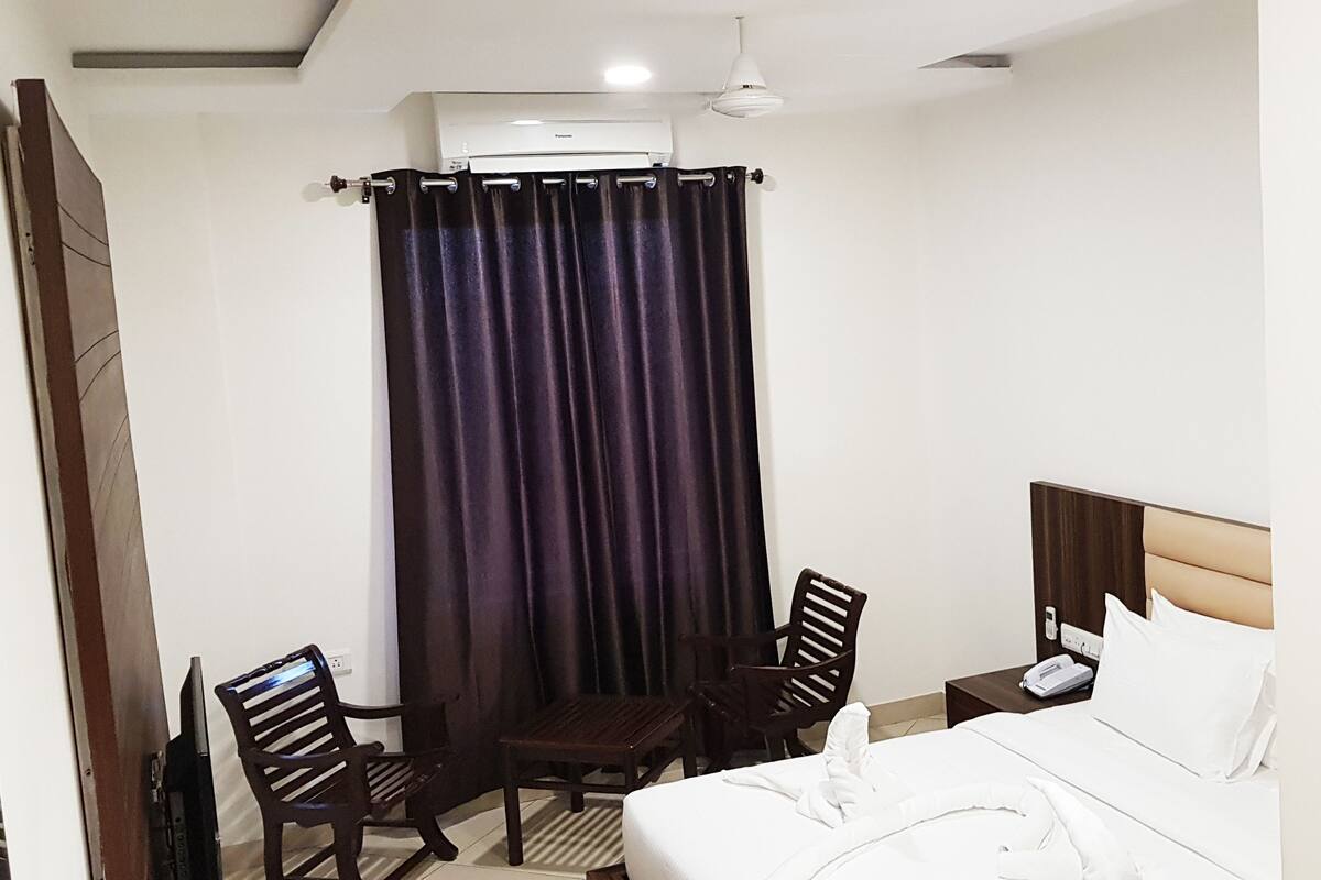 1 bedroom, Egyptian cotton sheets, premium bedding, in-room safe
