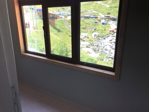 Habitación doble estándar, balcón | Caja de seguridad en la habitación, insonorización y wifi gratis 