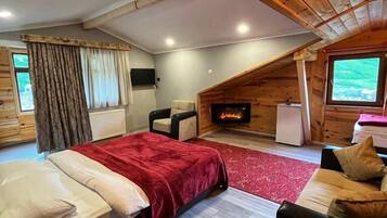 Standard Triple Room, Balcony | In-room safe, soundproofing, free WiFi, bed sheets