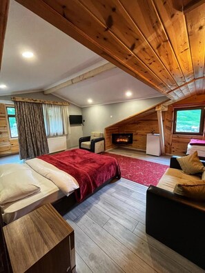 Habitación triple estándar, balcón | Caja de seguridad en la habitación, insonorización y wifi gratis 