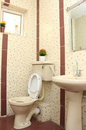 Comfort Apartment | Bathroom | Shower, free toiletries, towels - Milimani Furnished Elegant Apartments (Nakuru)