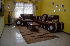 Departamento ejecutivo, 3 habitaciones | Área de sala de estar | Televisión de pantalla plana y Netflix 