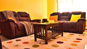 Apartamento executivo, 3 quartos | Área de estar | TV de tela plana, Netflix
