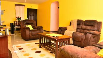 Executive Apartment, 3 Bedrooms | Ruang tamu | TV skrin rata, Netflix