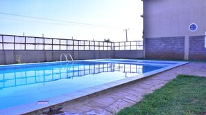 Outdoor pool - Milimani Furnished Elegant Apartments (Nakuru)