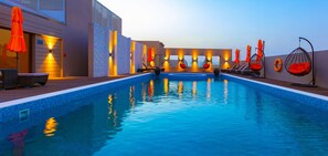 Innenpool, AuĂenpool, Sonnenschirme, LiegestĂŒhle