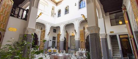 케이블 채널 시청이 가능한 32인치 평면 TV, TV