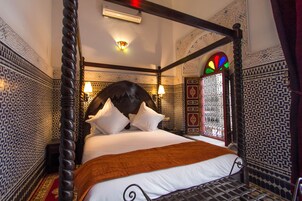 Suíte standard (MILLE ET UNE NUIT) | 1 quarto, frigobar, cofres nos quartos, individualmente decorados