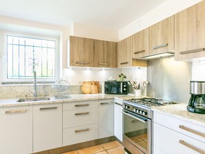 Mikrobølgeovn, ovn, høy barnestol og fryser