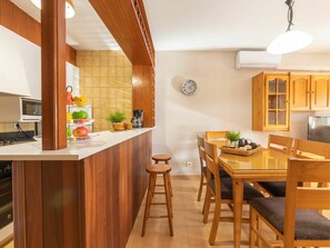 Dining - Stunning private villa for 6 people with A/C, WIFI, private pool, TV, patio and pets allowed (Deltebre)