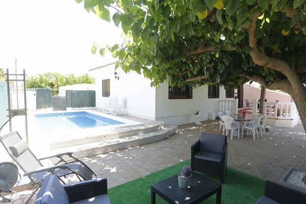 Propriété, Bâtiment, Plante, Ciel, Ombre, Mobilier De Jardin, Architecture, Fenêtre, Piscine, Design Urbain