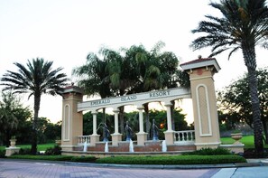 Une enseigne pour le complexe hôtelier Emerald Island, de style architectural classique, avec des colonnes et des statues.