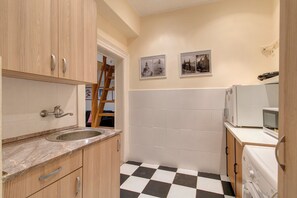 City Studio, 1 Queen Bed with Sofa bed | Private kitchen | Fridge, microwave, stovetop - Central Ernesto (Budapest)
