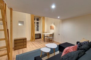 City studio, 1 queensize bed met slaapbank | Een bureau, een strijkplank/strijkijzer, gratis wifi