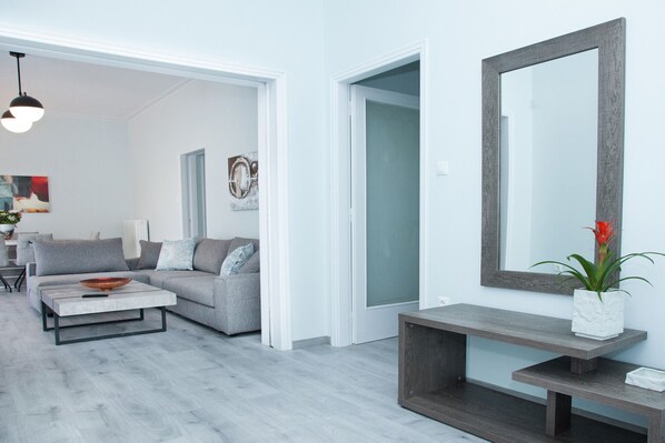 TV - Sunny and minimal apt in Glyfada with 3 bdrm (Glyfada)