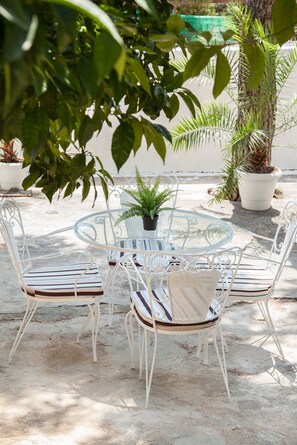 Outdoor dining - Sunny and minimal apt in Glyfada with 3 bdrm (Glyfada)