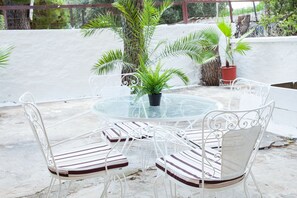 Outdoor dining - Sunny and minimal apt in Glyfada with 3 bdrm (Glyfada)