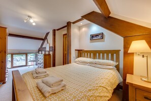 4 bedrooms, iron/ironing board, free WiFi, bed sheets