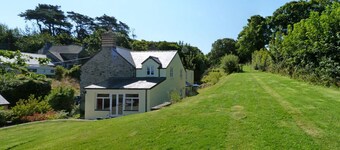 Ael y Bryn - Three Bedroom House, Sleeps 6