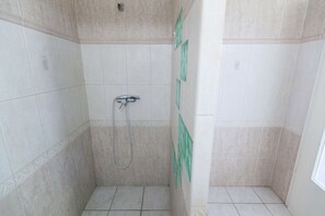 City Studio, 1 Queen Bed with Sofa bed | Bathroom shower
