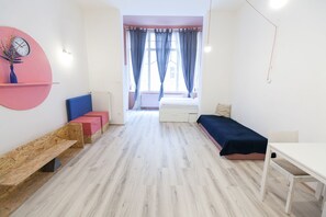 City Studio, 1 Queen Bed with Sofa bed | Desk, iron/ironing board, free WiFi