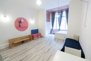 City Studio, 1 Queen Bed with Sofa bed | Desk, iron/ironing board, free WiFi