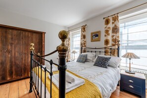 3 bedrooms, iron/ironing board, free WiFi, bed sheets
