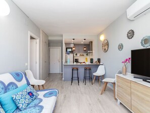 TV - Lovely apartment for 4 guests with WIFI, pool, A/C, TV and terrace (Blanes)