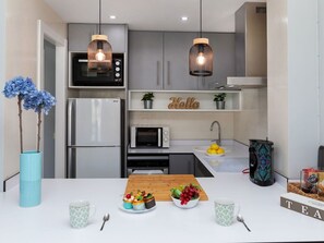 Microwave, toaster, freezer - Lovely apartment for 4 guests with WIFI, pool, A/C, TV and terrace (Blanes)