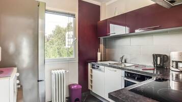 Micro-ondes, four, lave-vaisselle, chaise haute