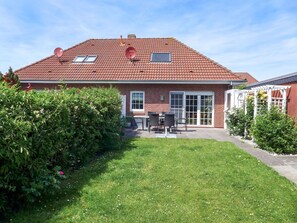Outdoor dining - Stunning  villa for 6 guests with WIFI, TV, terrace and pets allowed (Norden)
