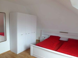 3 bedrooms, travel cot, free WiFi, bed sheets - Stunning  villa for 6 guests with WIFI, TV, terrace and pets allowed (Norden)