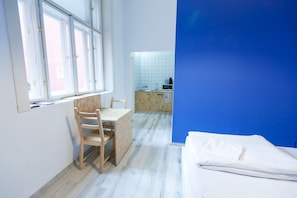 Studio Ville, 1 grand lit | Restauration dans la chambre