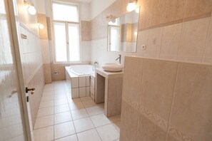 Studio Ville, 1 grand lit | Salle de bain | Douche, serviettes fournies