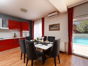 Dining - Wonderful  villa for 8 guests with private pool, A/C, WIFI, TV, terrace and pets allowed (Zadar)