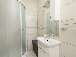Bathroom - Wonderful  villa for 8 guests with private pool, A/C, WIFI, TV, terrace and pets allowed (Zadar)