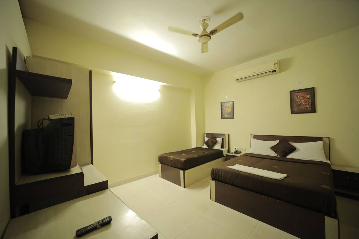 Deluxe Triple Room, Multiple Beds, Smoking | Egyptian cotton sheets, premium bedding, down comforters