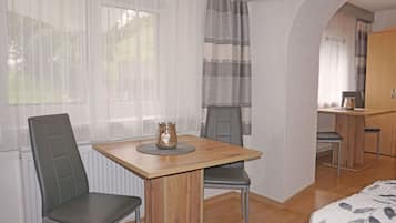 2 bedrooms, travel crib, free WiFi