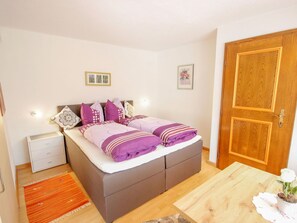 2 bedrooms, travel cot, free WiFi