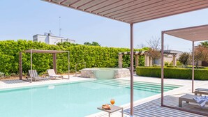 A pool area with lounge chairs, a pergola, and a hot tub. - Mediterranea Residence (Nardò)