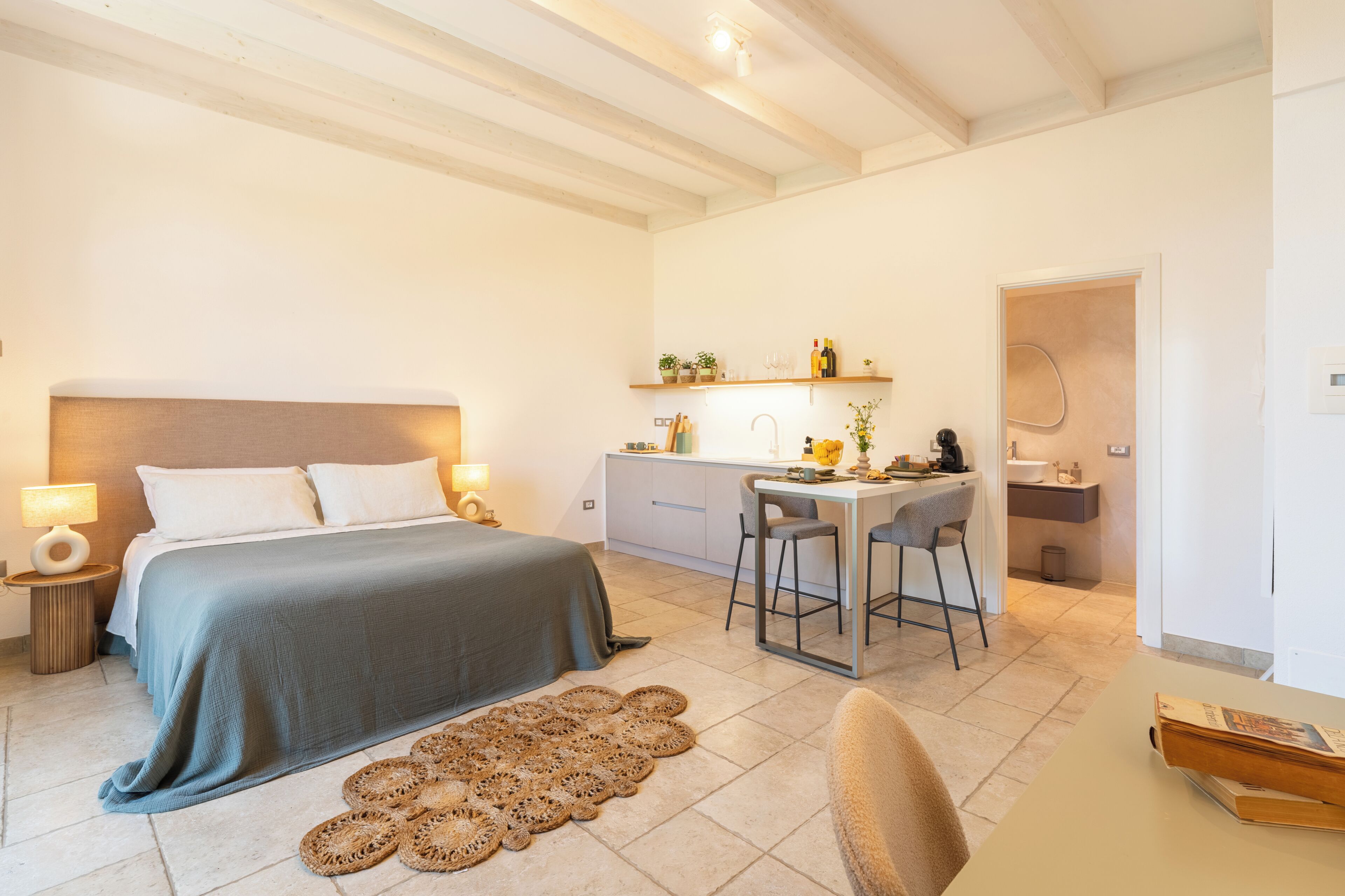 Ein Schlafzimmer mit einem Bett, Nachttischen, einem Schreibtisch und einem Stuhl.