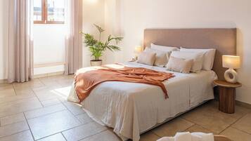 Superior-Vierbettzimmer | Hochwertige Bettwaren, Daunenbettdecken, Zimmersafe, Schreibtisch