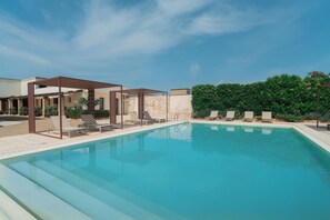 Kauden mukainen ulkouima-allas