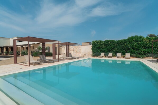 حمّام سباحة خارجي موسمي